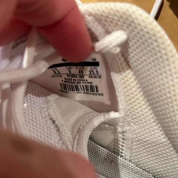 Woman’s Nike Roche white. Size 8 1/2 - Picture 5 of 6